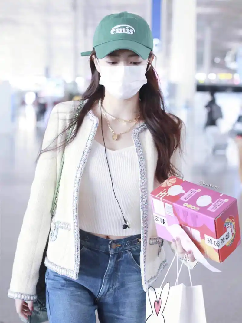 清爽活力的早春穿搭 徐璐210306机场私服穿搭科普 白色小香外套搭配