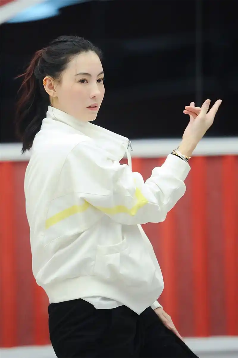 张柏芝素颜运动装训练