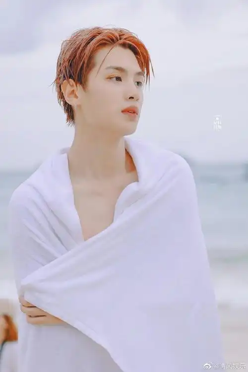 黄明昊海边湿发浴巾杀