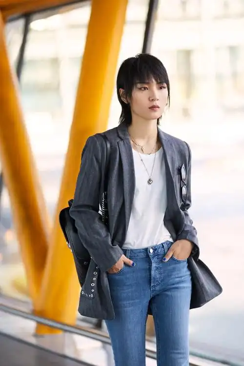 周笔畅启程纽约时装周早秋清爽穿搭干净利落