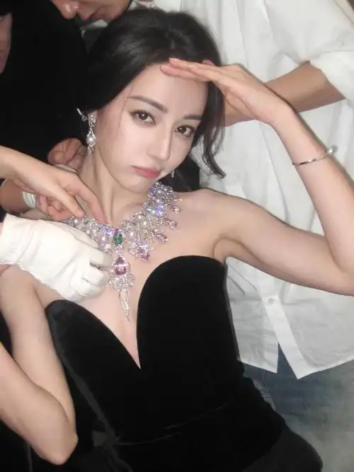 迪丽热巴华丽珠宝ccd##沉迷于欣赏迪丽热巴忘了时间