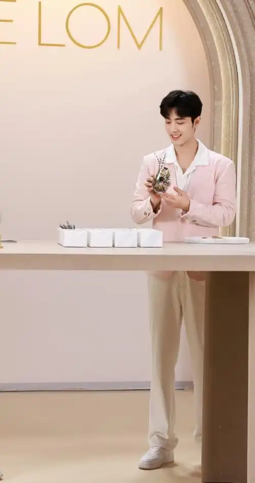 肖战  in  花丛中    来自肖战的活动新造型 !