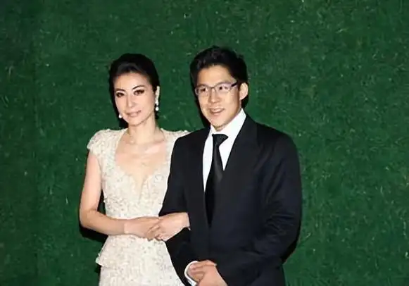 回顾郭晶晶父母搭经济舱参加婚礼还坐不到主桌她在霍家如何