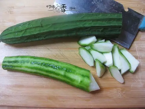 1,丝瓜洗干净,削干净棱角冲洗后,切菱形片.