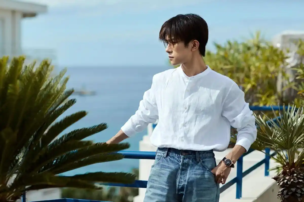 易烊千玺法国晚宴侧拍.游刃有余的小易总!家人们谁懂啊!眼镜! - 抖音