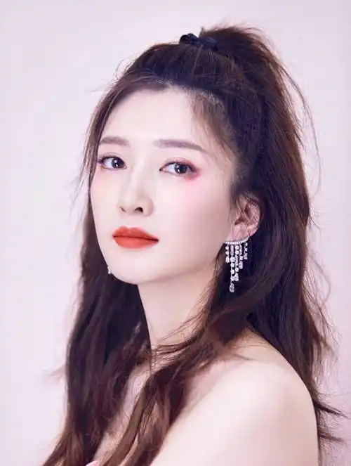 江疏影照片暴露事业线!皮肤白皙美丽,大长腿性感撩人_粉色_笑容_穿着