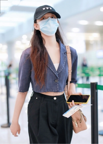 林允最新夏季时尚机场大片,任性穿上短款上衣,看上去攻气十足