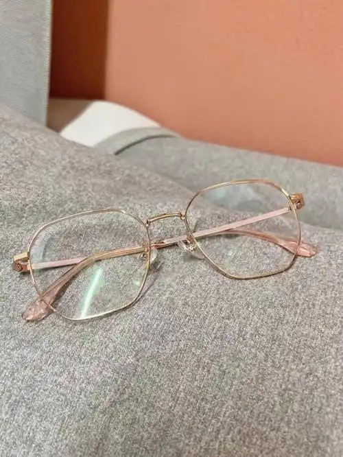 宝配的雷诺眼镜[鼓掌r]350度配的也没有显得厚重这个款型也很显脸小好