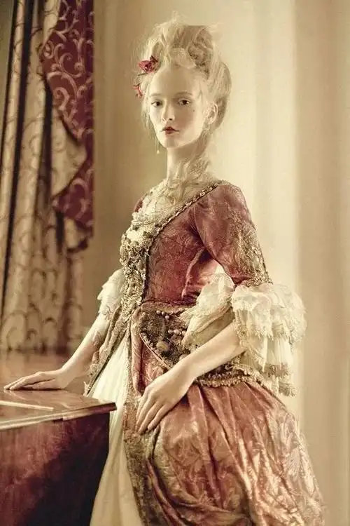 本次分享的前半部分是宫廷盘发搭配现代穿搭,居然也很可爱,后半部分是