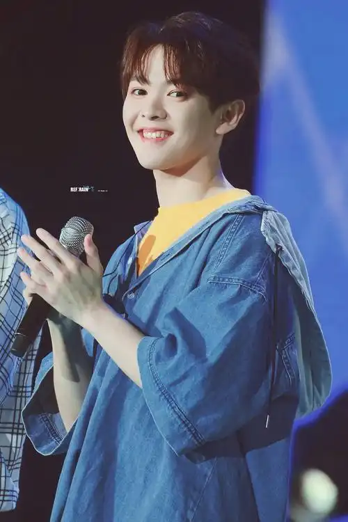 尤长靖小可爱比心