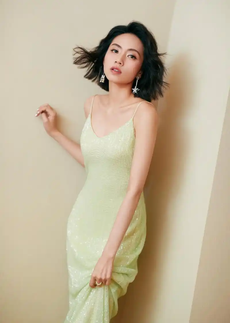 刘惜君短发吊带迷色温柔写真图集