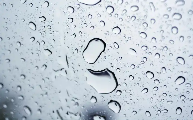 晶莹剔透唯美意境非主流水滴心形桌面壁纸