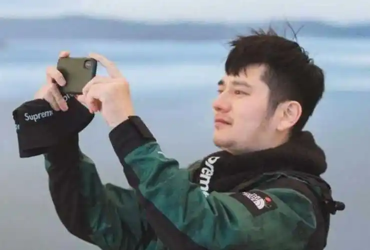 他是孙俪的前男友,相恋多年被家长拆散,今36岁身体发福却单身