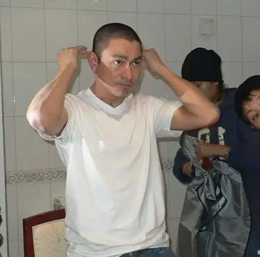 亲自动手 刘德华为《刺马》剃头全过程(组图)