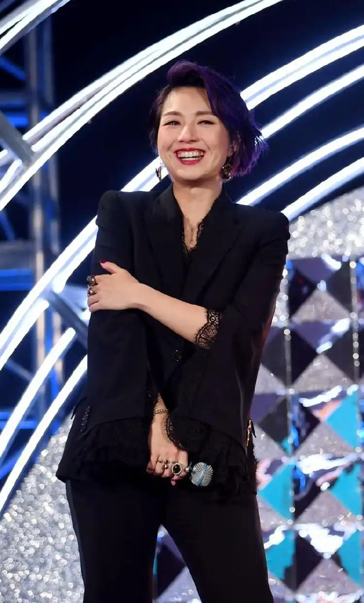 午间星闻杨千嬅明年来渝献唱为上游录祝福视频67德普不再主演加勒比