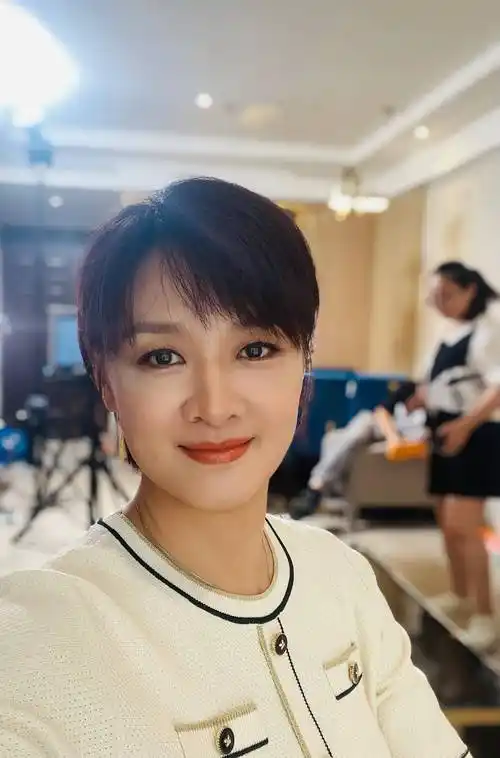 前电视主持人李小萌,老公是谁已成谜,她女儿九岁啦,长相不及妈_家庭_