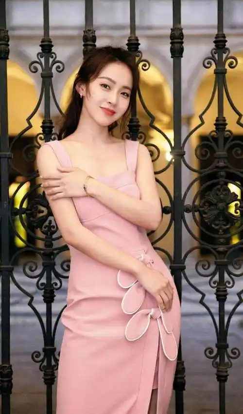 张佳宁帮助继父策划求婚成功一家人拍全家福姐姐和妈妈更像