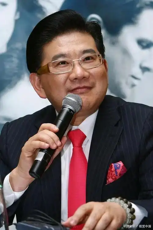 曹可凡,一个在娱乐圈里有着极高天赋与造诣的全能型演员,被称为上海最