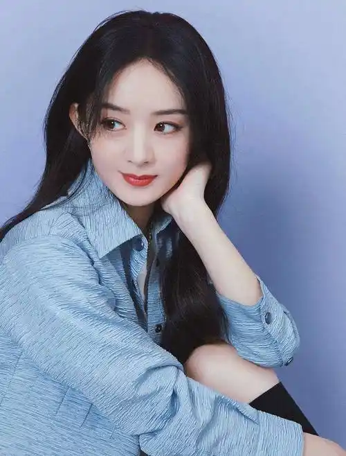 9月22日,网上曝出一组赵丽颖的写真照,照片中赵丽颖身穿蓝色套装,配上