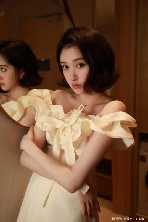关晓彤今日直播造型,白色露肩花朵裙搭配外翘短发,青春靓丽,俏皮可爱!