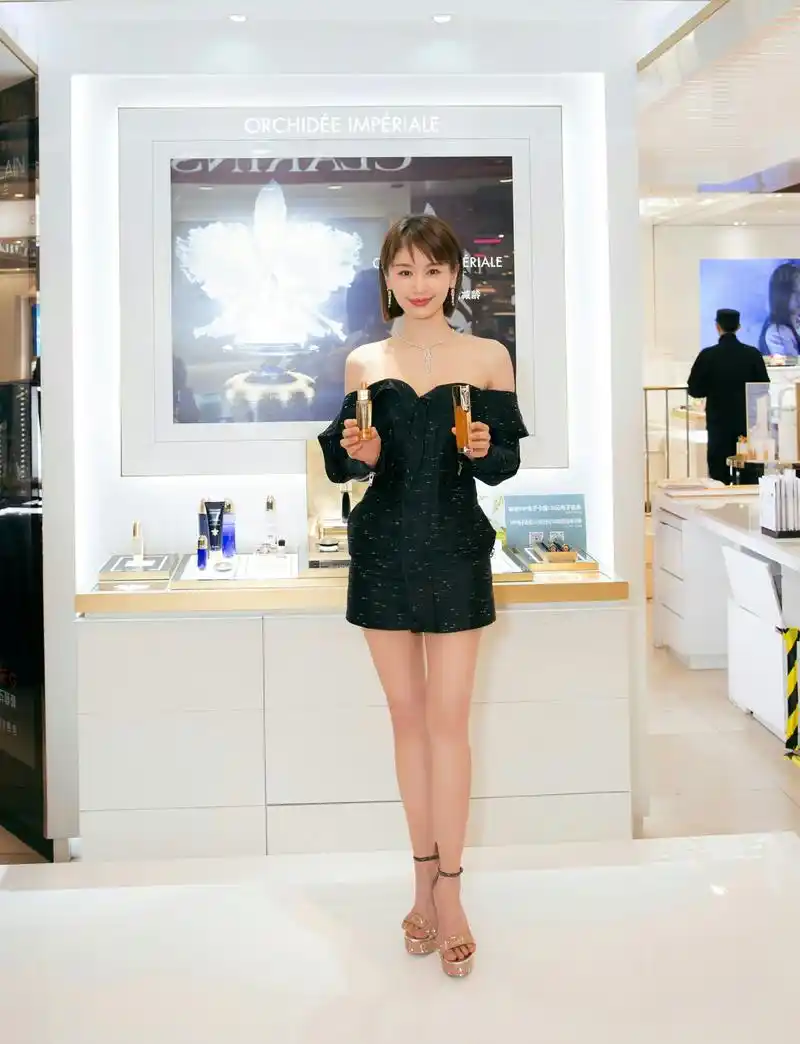 王子文"爱包如命"?2万5的包包配裙子高级优雅,气场高达2米8