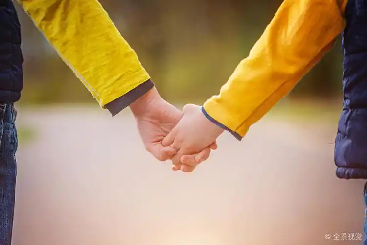 特写_孩子_握手_走_公园_友谊_背影_高清图片_全景视觉