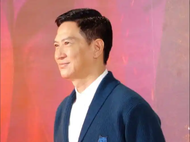 张家辉现身电影《爆裂点》红毯,状态满分!普通话也越来越熟练啦～