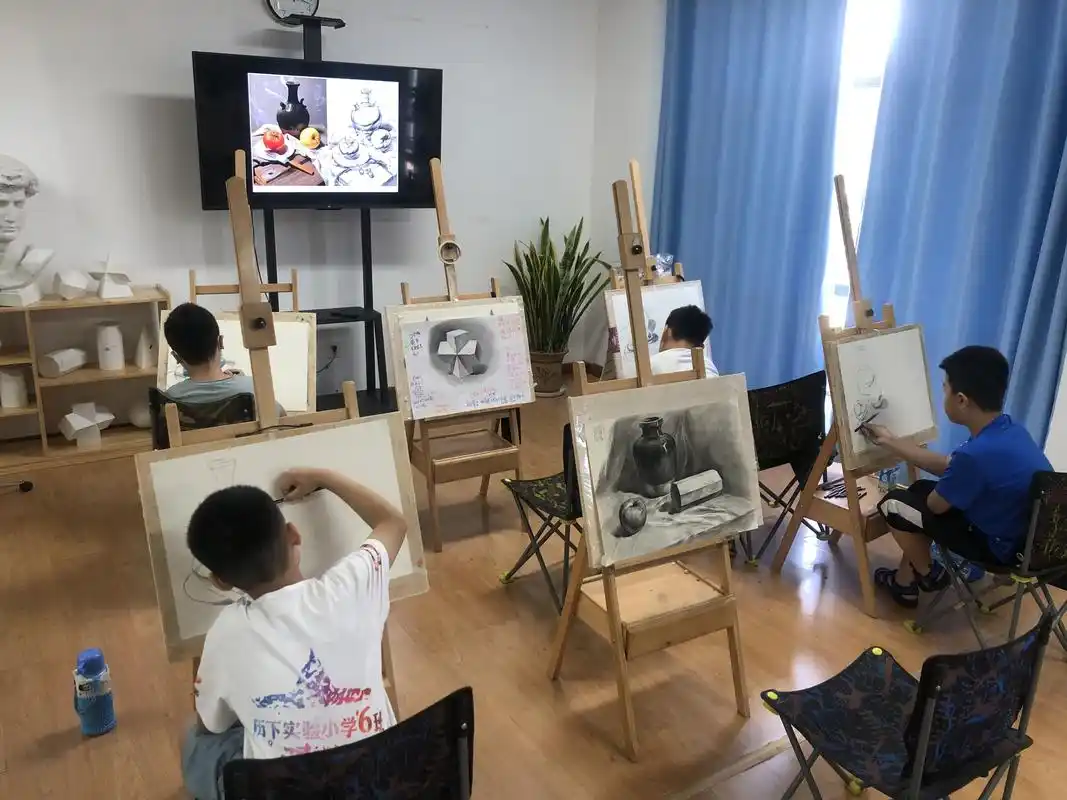 高水平的教学,让学生接受正规的绘画教育,在快乐中画画.