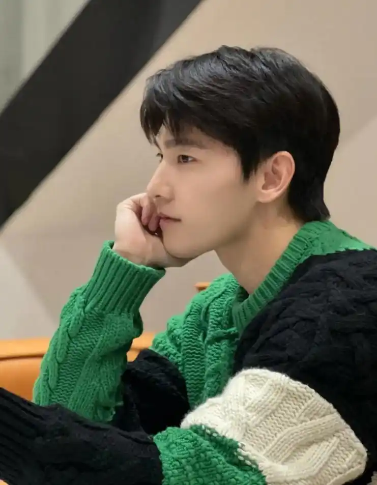 杨洋越来越油化,军艺校草实力退步严重!喝水都要装?