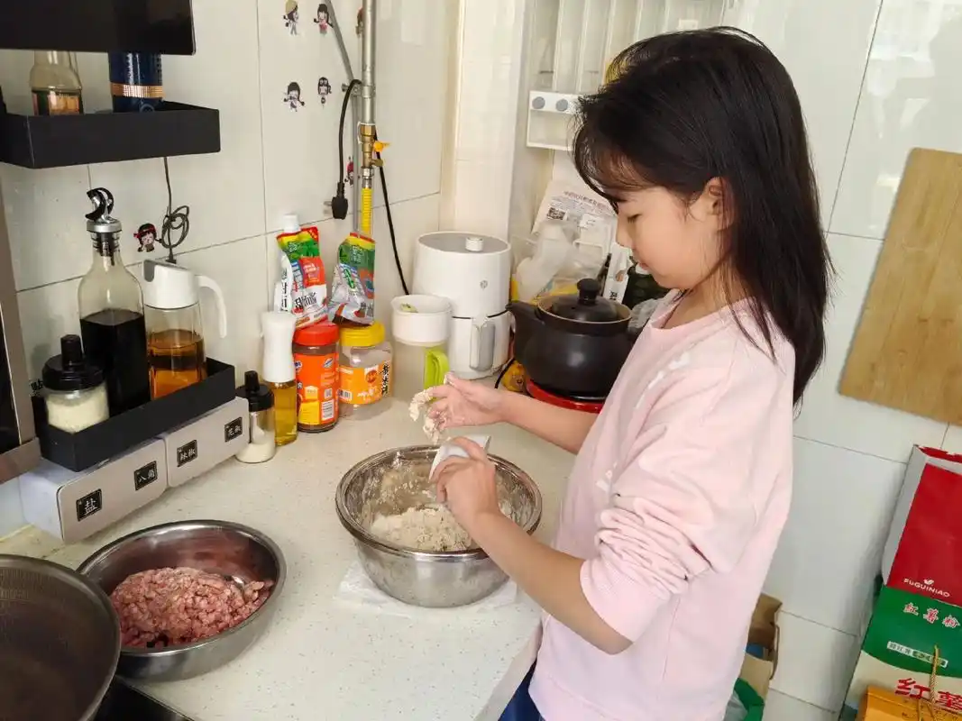 闺女惦记了一年的,正月初一的,不一样的饺子09从和面开始,全 - 抖音