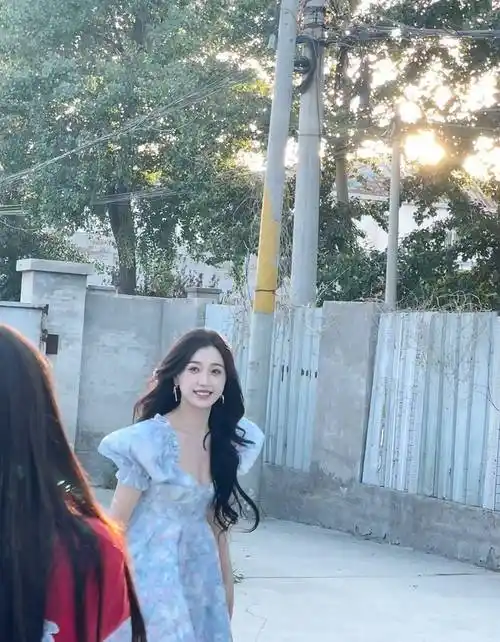 虞书欣蓬松长裙生活照合集