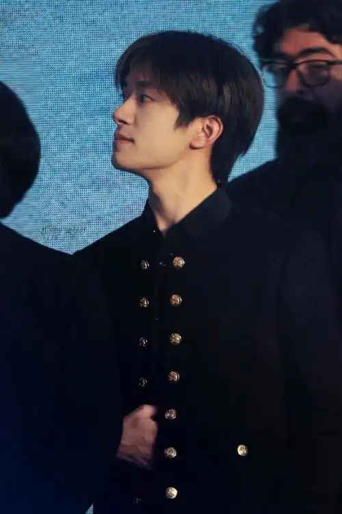 完美下颌线&完美喉结@tfboys-易烊千玺