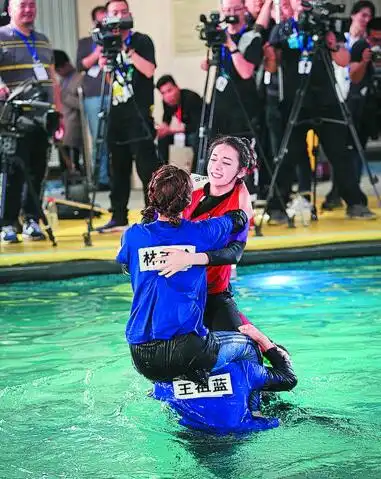 "奔跑吧"开启爆笑大理游 "兄弟团"下水撕名牌