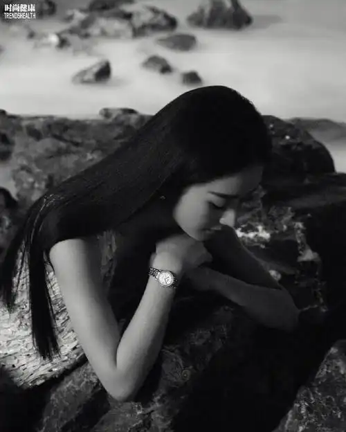 210407时尚健康封面人物赵丽颖内页曝光黑白色调彰显颖宝清新脱俗