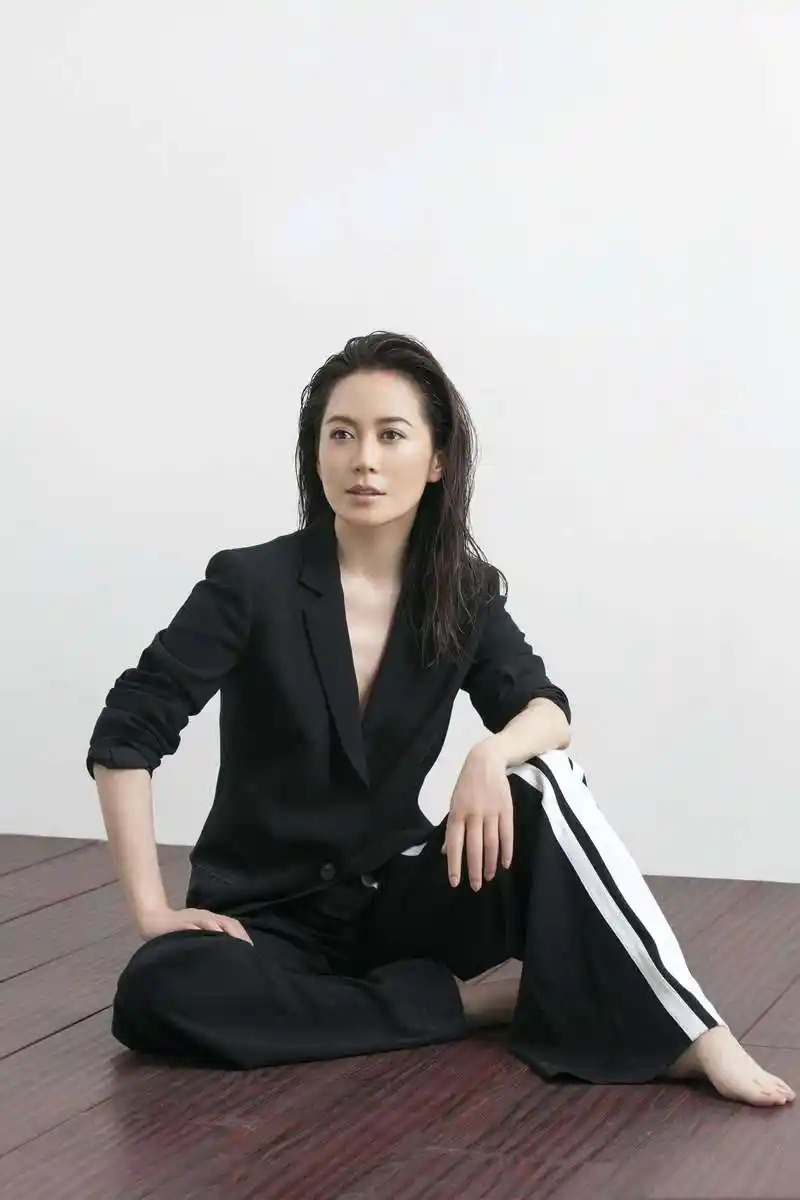 俞飞鸿生活美照,容颜不老的气质女神! 网友们直呼:真会穿啊!