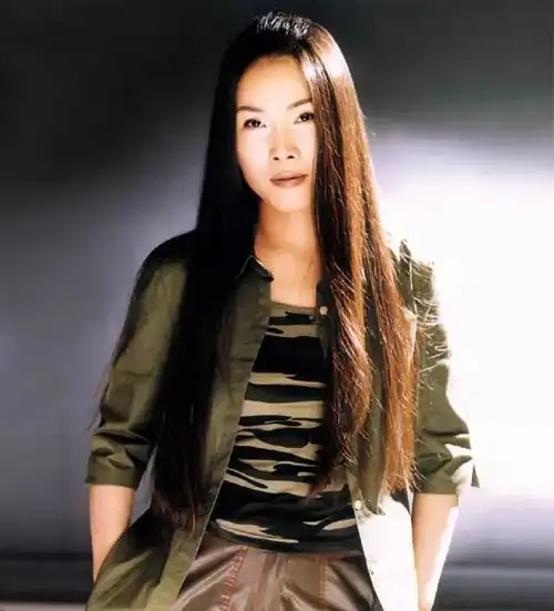 第一次听她歌不必太在意现在在干什麼