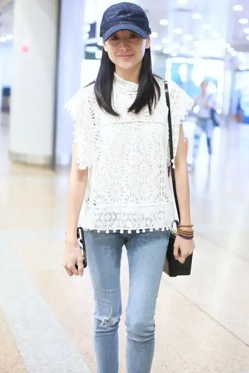 董洁就算变老也很真实素颜直面镜头虽然法令纹明显却不丑