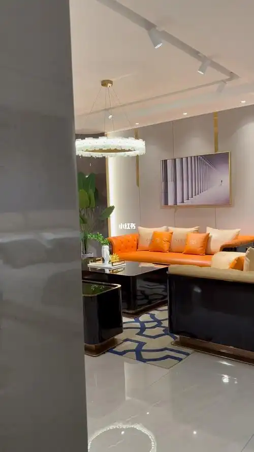 混搭的颜色搭配可以提亮客厅的沙发