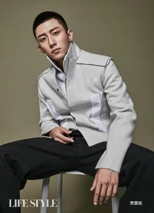 顾顺时期哥哥拍了很多杂志大片  那是我看黄景瑜影视作品的开始  我