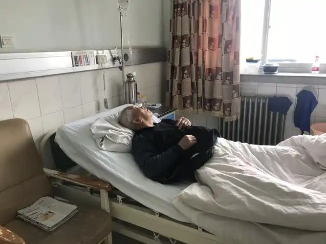 国煜让医院安排了单间,休息,生活,陪护更方便一些.