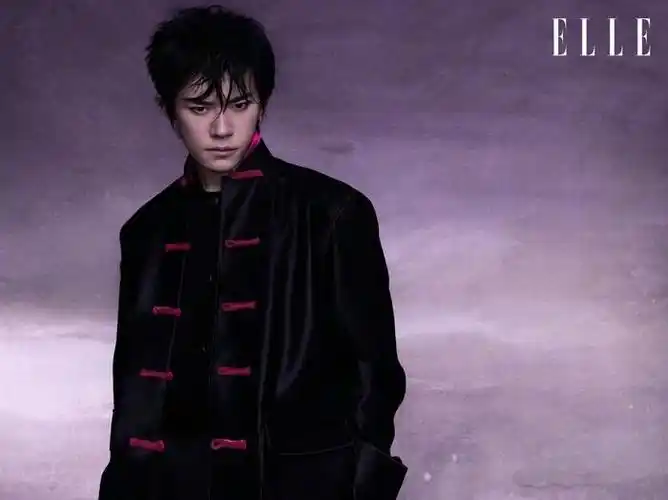 易烊千玺 x elle 三月刊封面 冷峻的眼神与苍白的肤色
