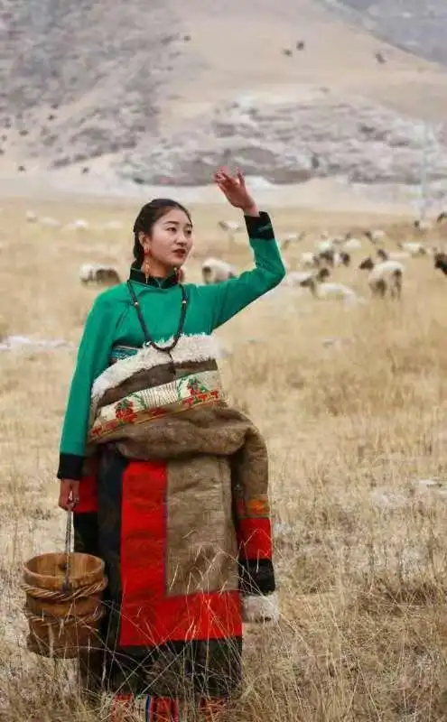 高山峻岭镜头下的藏族女性美图.