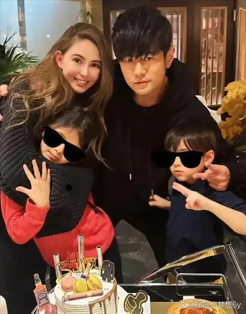 穿情侣装买菜,周杰伦下厨炖麻辣饭,共享灶台时光  近日,一组昆凌夫妇