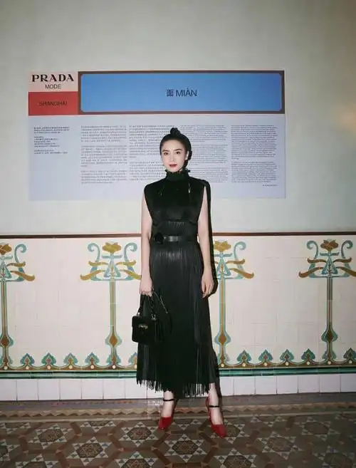 宋佳穿衣好有大片感一袭流苏黑裙灵动随性高丸子头太利落