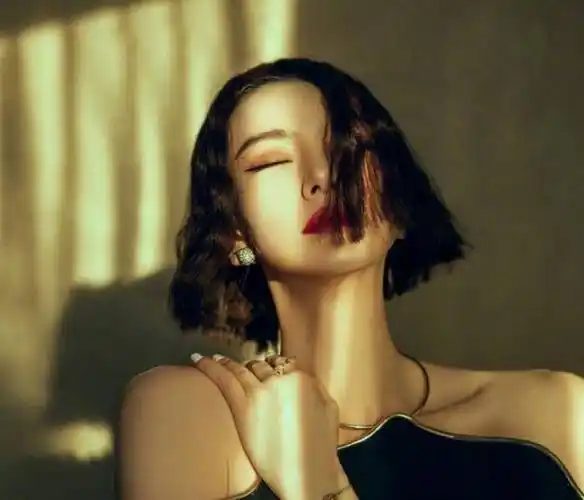 戚薇晒短发收工照,御姐"戚哥"再次上线,好身材令人羡慕_造型_时候