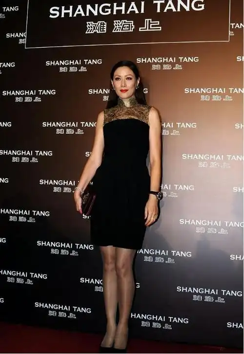 任达华眼光真不错,老婆琦琦身材高挑有肉,穿裹身裙时曲线太撩人