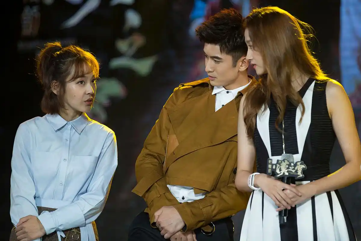 关晓彤和张云龙合作过吗?这个剧组看起来好欢乐呀[嘻嘻]!