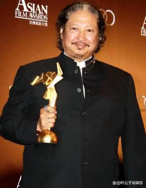 74岁洪金宝现身街头,沦落到靠轮椅出行,健康状况让人担忧