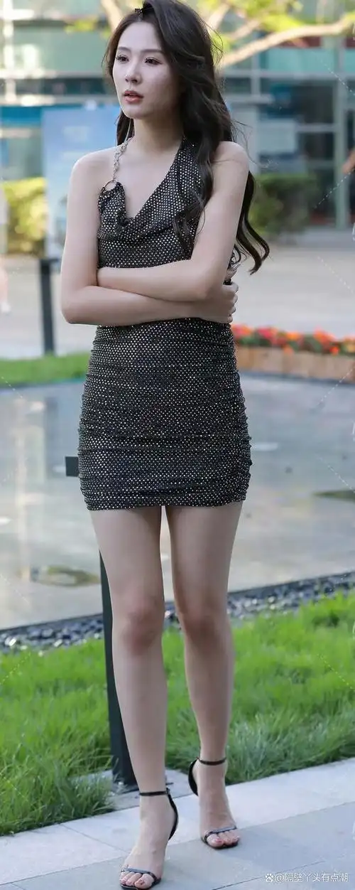 亮片挂脖连衣短裙搭配高跟凉鞋是一种非常时尚,性感和有女性魅力的