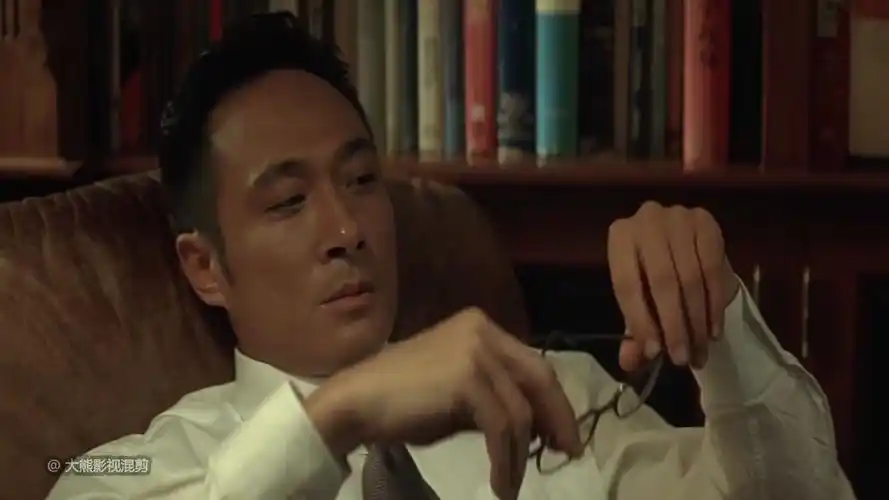 《无间道2》吴镇宇实力演绎冷酷无情,每一个坏人都会推眼镜吗?